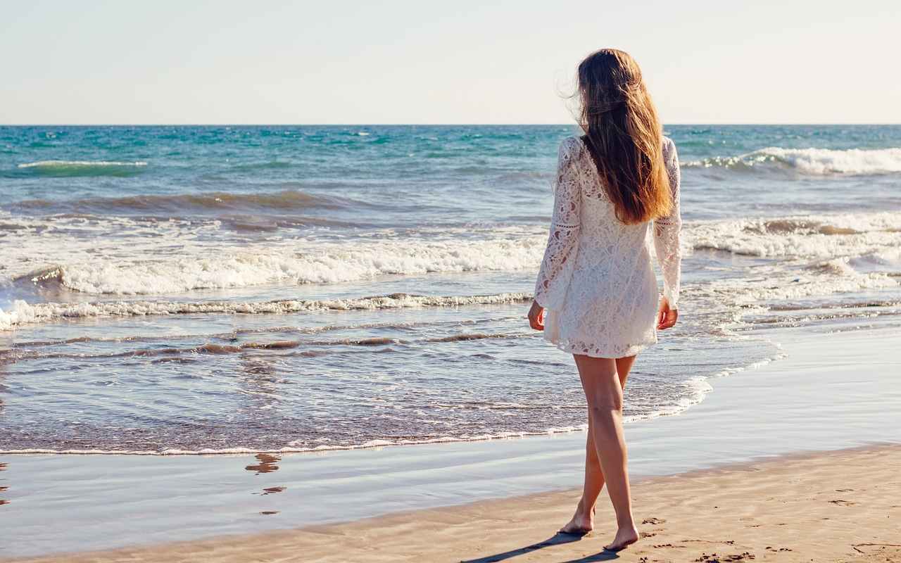 devojka na plaži