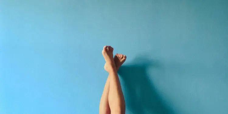 noge na zidu
