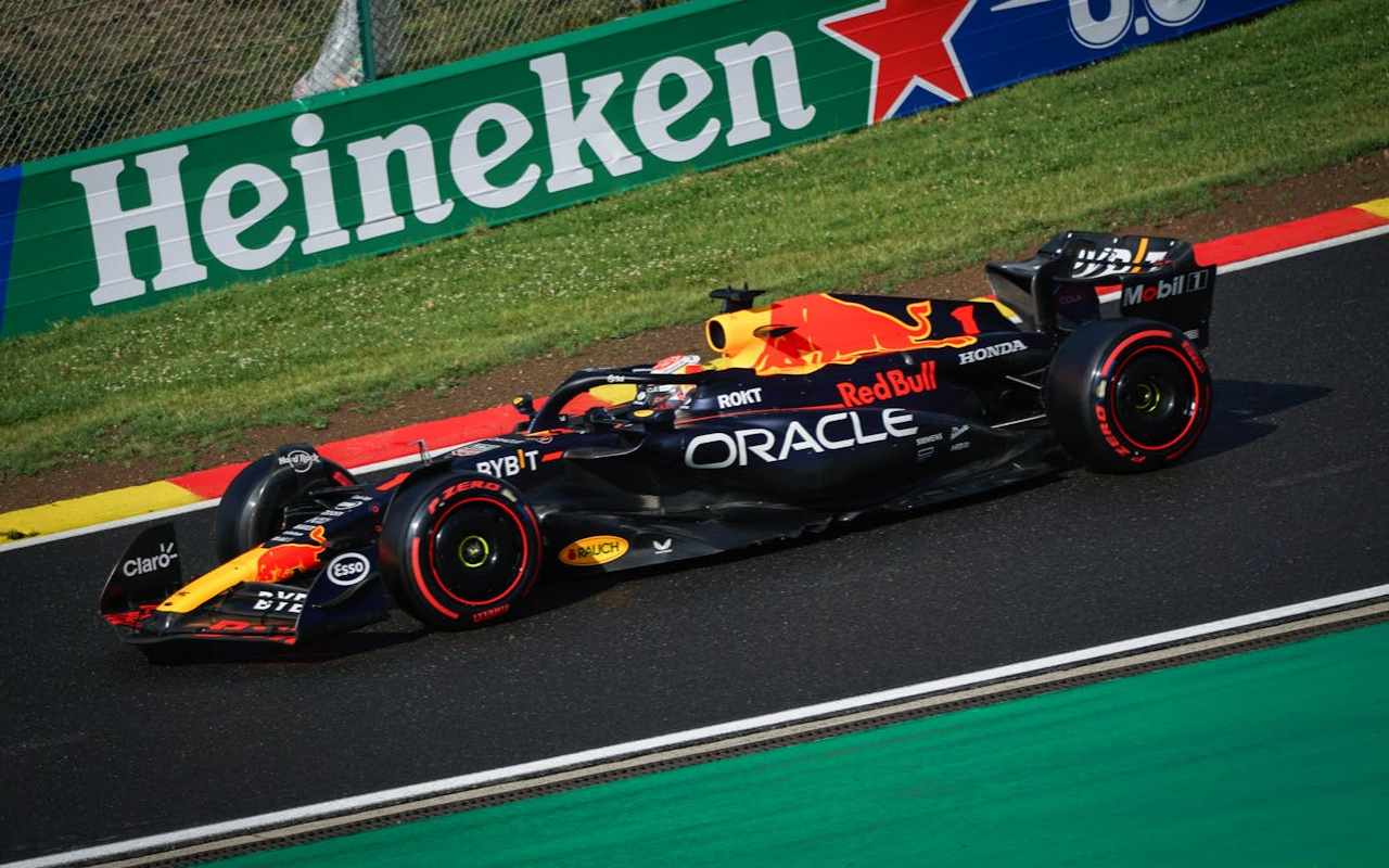 Maks Ferštapen u bolidu Red Bull-a na stazi.