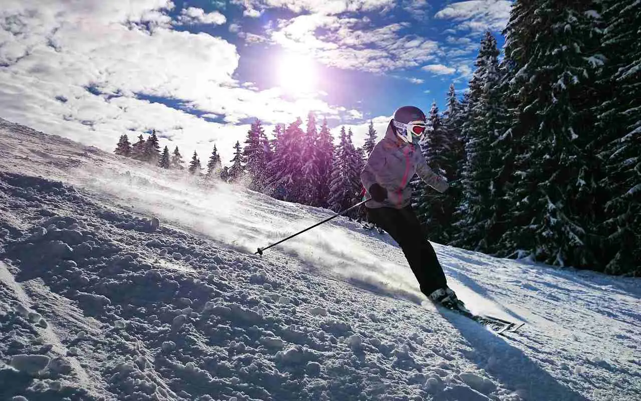 Osoba se spušta skijama niz planinu