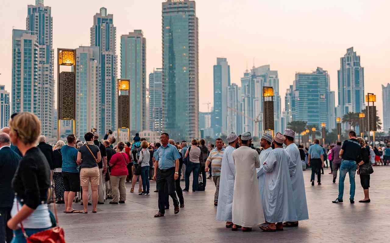 Turisti i lokalci u Dubaiju